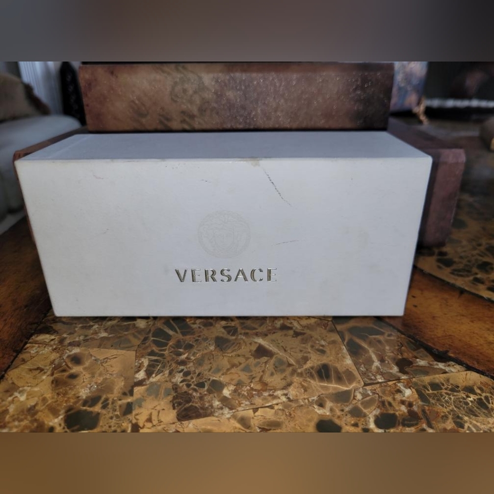 Versace sunnies with box - Picture 7 of 8